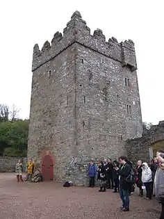 Certaines scènes de la première saison sont tournées à Castle Ward, en Irlande du Nord.