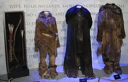 Les costumes d'Ygritte, Jon Snow et Tormund Fléau-d'Ogres reflètent le climat rigoureux dans lequel ils sont portés.