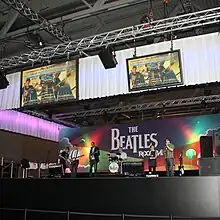 joueurs sur scène jouant à Beatles Rock Band