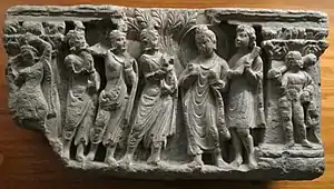 L'offrande des fleurs au Bouddha. Schiste vert. Relief, « style naturaliste ». Butkara I. Seconde moitié du Ier - IIe siècle. MNAO, Rome