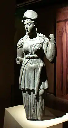 Athéna. Gandhara, provenance inconnue. Schiste, 82,5 × 33 × 13 cm. Musée de Lahore. Pakistan.