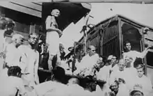 Gandhi à bord d'un train à l'arrêt.