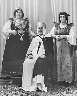 Femme constantinoise portant skhab en 1930 (à gauche).