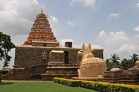 Temple de Gongaikondacholapuram. Vue de trois-quarts face (1025).