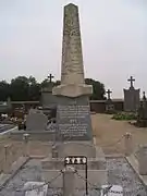 Monument aux morts dans le cimetière.