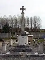 Le monument aux morts dans le cimetière (mars 2010)