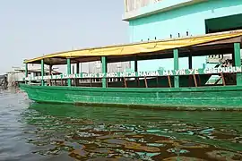 Inscription en tɔfin-gbe sur un bateau à Ganvié.