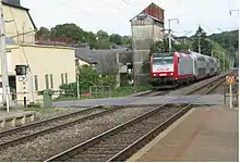 voies, quais et passage à niveau, un train arrive en gare