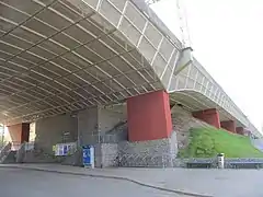 Nouveau pont de la gare et escalier d'accès.