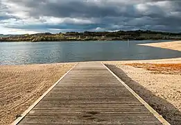 Accès à la plage de Garaio sur le réservoir.