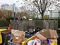 Poubelles d'entreprises sur un campus tertiaire à Châtenay-Malabry.