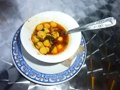 Tapa de garbanzos con espinacas.