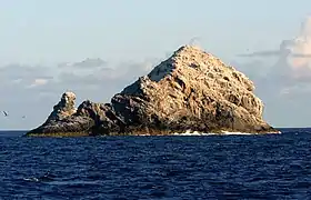 Gardner Pinnacles, recouverts de guano.