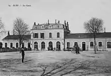 Vers 1900 la gare vue de la place avec des personnages et une voiture à cheval