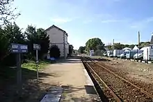 Gare de Belz - Ploemel : le quai et la voie en direction de Quiberon.