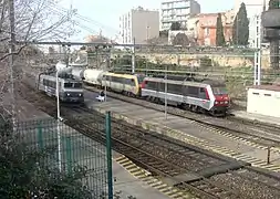 Une rame voyageurs dépasse un train de marchandises.