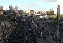 Les voies en direction de Saint-Charles ; un TGV sur la voie 4.