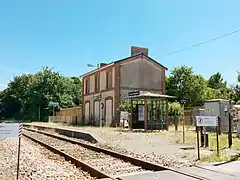 Le bâtiment voyageurs, l’abri et le quai.