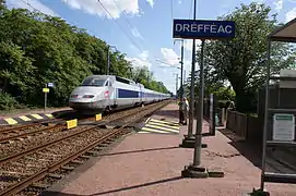 Passage d'un TGV sans arrêt.