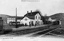 Voies, quai, bâtiment voyageurs et remise locomotive vers 1900