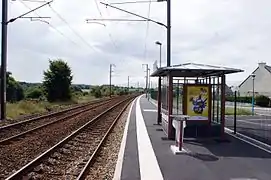 Voies en direction de Brest et le quai pour Morlaix..