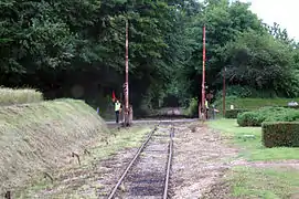 Le passage à niveau après la gare en 2010.