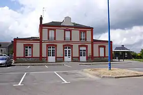 La gare de Janzé : bâtiment voyageurs et entrée de la gare.