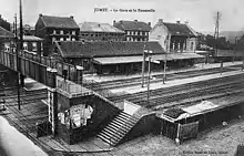 passerelle, voies, quais et bâtiment voyageurs