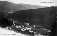 panorama du village avec la gare près de l'église