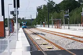 Halte et arrivée d'un tram-train.