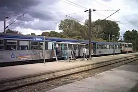 Une rame réversible se dirigeant vers Marseille marque l'arrêt en gare (loco BB 25500 en queue).