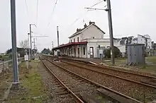 voies, quais et bâtiment voyageurs, vues du passage à niveau en direction de Saint-Nazaire