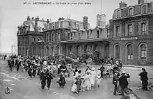 Carte postale ancienne montrant la place de la Gare et le bâtiment voyageurs.