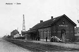 Les deux gares vers 1905 avec le bâtiment le plus récent au premier plan.