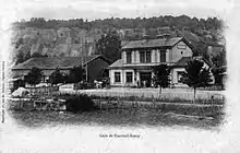 Extérieur de la gare avant 1902, avec le bâtiment voyageurs et la halle à marchandises.