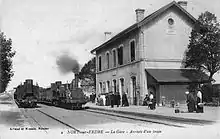 Vu du bâtiment voyageurs de la gare de Nort-sur-Erdre vers 1900, côté voies, avec deux trains à vapeur à quai.