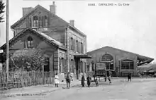 Carte postale ancienne montrant le bâtiment voyageurs et la halle à marchandises de la gare d'Onnaing.