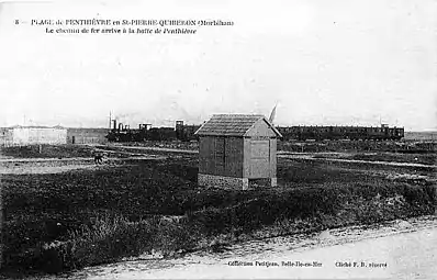 Carte postale vers 1910 : un train avec une locomotive à vapeur arrive à la halte de Penthièvre, où l'environnement n'est pas construit.