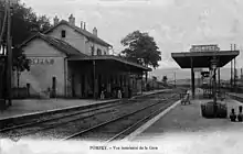 Intérieur de la gare vers 1900 : voies, quais et bâtiment voyageurs