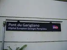 Plaque signalétique portant le nom de la gare, attribué en 2012.