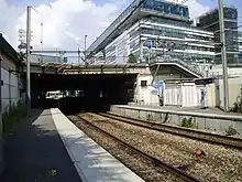 Vue depuis le quai en direction du centre de Paris.