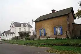 Maison du garde-barrière de l'ancienne gare de Roc-Saint-André-La Chapelle.