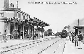 La gare vers 1900, avec le bâtiment voyageurs, deux voies et l'express de Paris.