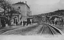 L'intérieur de la gare au début des années 1900. Avec les deux voies, le quai central avec sa marquise, le bâtiment voyageurs, à deux étages.