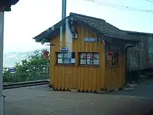 La cabane de vente des billets du chemin de fer-musée Blonay-Chamby en gare de Chamby.