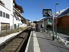 Vue d'ensemble du quai et de la voie dans la direction de Vallorcine.