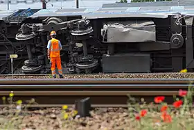 Voiture renversée à la suite du déraillement.