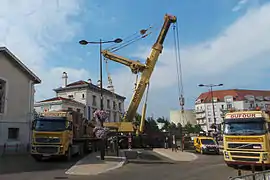 La grue qui a procédé au relevage des voitures accidentées par-dessus le bâtiment de la gare.