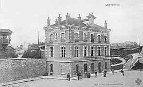 La seconde gare au nord des voies.