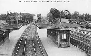 Vue des voies en regardant vers la banlieue.